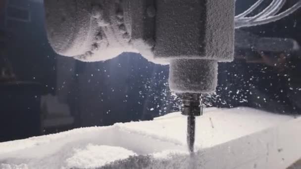 Männlicher Handwerker steuert Fräsmaschine - Filmmaterial, Video