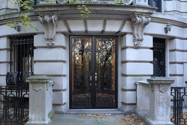 Entrada para ornamentado casa antiga pedra ou apartamento buidling - Foto, Imagem