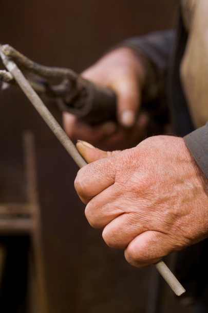 de handen van mannen die werken met een hefboom - Foto, afbeelding
