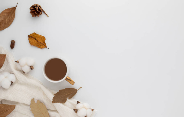 秋の組成、コーヒーカップ。乾いた葉。白い背景に松の実があります。フラットレイアウト、コピースペース付きのトップビュー - 写真・画像