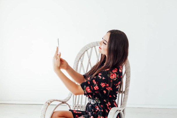 kaunis nainen brunette internet tabletti verkossa - Valokuva, kuva