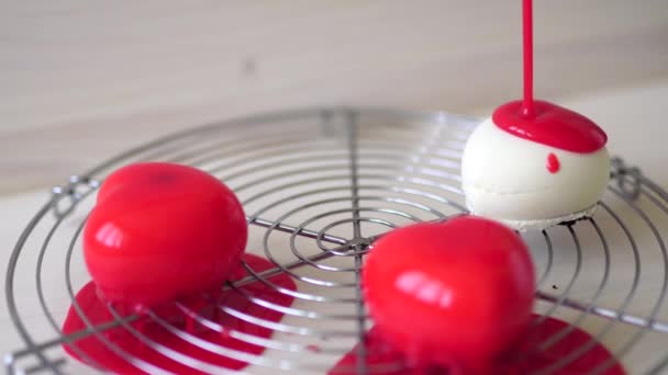 Остекление отдельных тортов из мусса с красной глазурью - Кадры, видео
