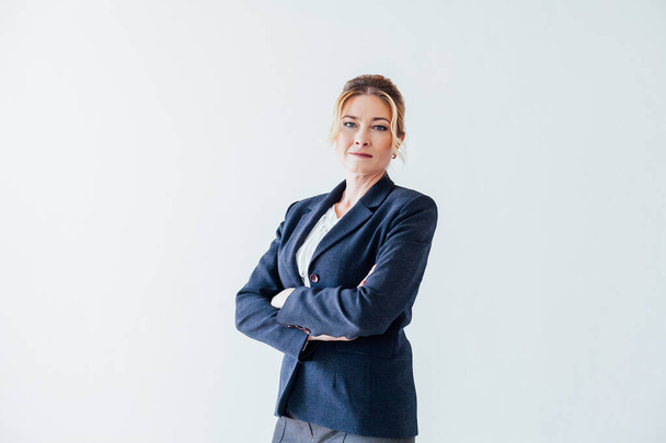 üzleti nő egy üzleti öltönyben a munkahelyen egy irodában - Fotó, kép