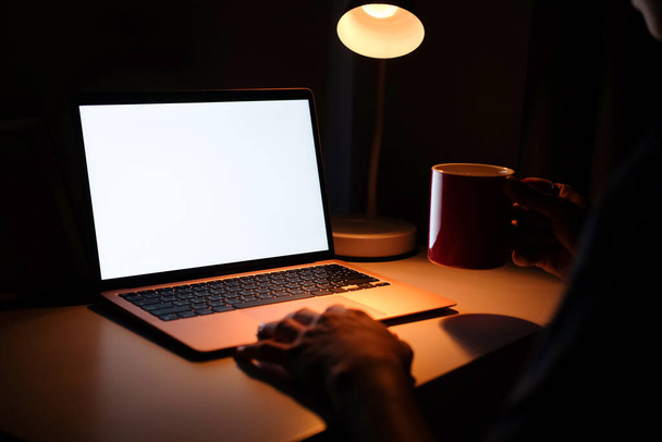 Genç adam geceleri bilgisayar bilgisayarıyla çalışıyor.. - Fotoğraf, Görsel
