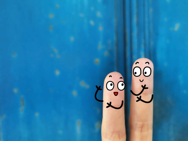 Zwei Finger sind als zwei Personen dekoriert. Es wird über Gehalt und Gehalt diskutiert.  - Foto, Bild