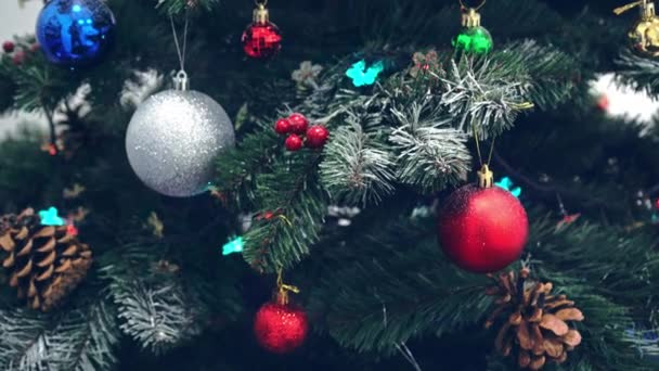 4k. Karácsonyi dekoráció. Újévi háttér. ragyogó színes koszorú és játékgolyók lógnak a karácsonyfán. ünnep koncepció, este, varázslat, ünnep, karácsonyi szellem - Felvétel, videó
