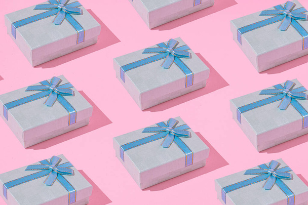 Minimales Weihnachtsmuster Hintergrund mit hellblauen Geschenk-Boxen. Neujahrsferien-Konzept. - Foto, Bild