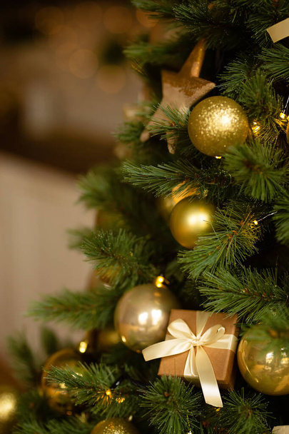 beau sapin de Noël avec des boules dorées. Heureux parmi le décor du Nouvel An.  - Photo, image