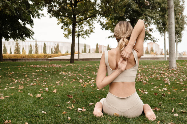 Açık havada yoga dersleri. Ahenk ve barış - Fotoğraf, Görsel