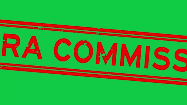 Grunge rouge extra commission mot carré caoutchouc cachet zoom sur fond vert - Séquence, vidéo