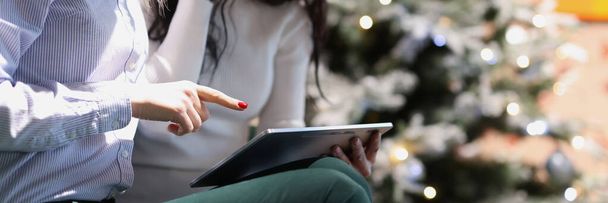 Due giovani donne sorridenti che fanno shopping online per Natale primo piano - Foto, immagini
