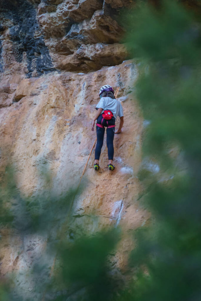 Ojciec i syn wspinają się na skały w Chulilla. Walencja. grudzień 2021 - Zdjęcie, obraz