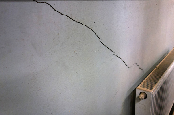 地震の後壁に亀裂が。家の壁の破壊。建物の質の悪い修理. - 写真・画像