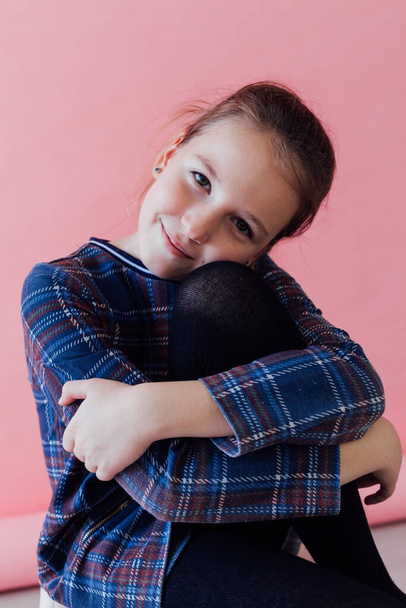 όμορφο κορίτσι 10 ετών πορτρέτο σε ροζ φόντο - Φωτογραφία, εικόνα