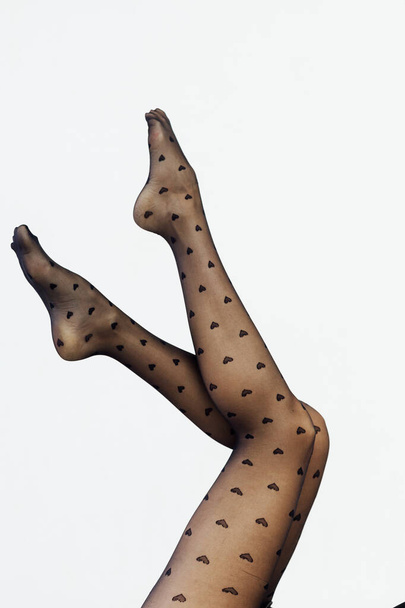 schöne schlanke Frauenbeine in schwarzen Strumpfhosen - Foto, Bild