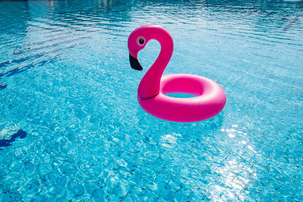Ikona Flamingo. Růžové nafukovací plameňák v bazénu vody pro letní pláž pozadí. Minimální letní koncept - Fotografie, Obrázek