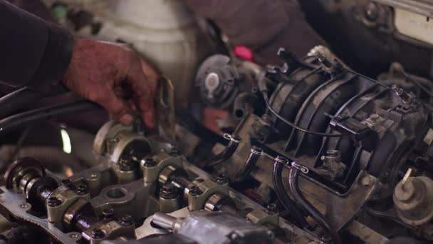 Très belle réparation de moteur de voiture défectueux remis à neuf dans un atelier de réparation. - Séquence, vidéo