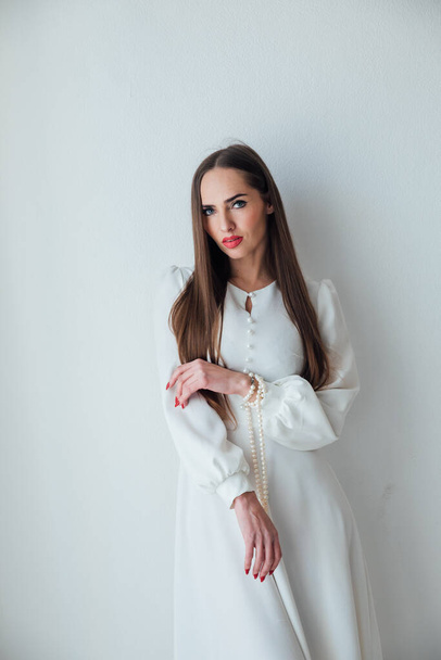 ritratto di una bella donna in un abito estivo leggero su sfondo bianco - Foto, immagini