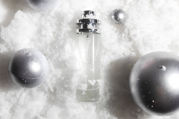 fehér hó háttér életmód, kozmetikai smink üveg krém termék mockup szépség divat bőrápoló boldog karácsonyi fesztivál ajándék - Fotó, kép