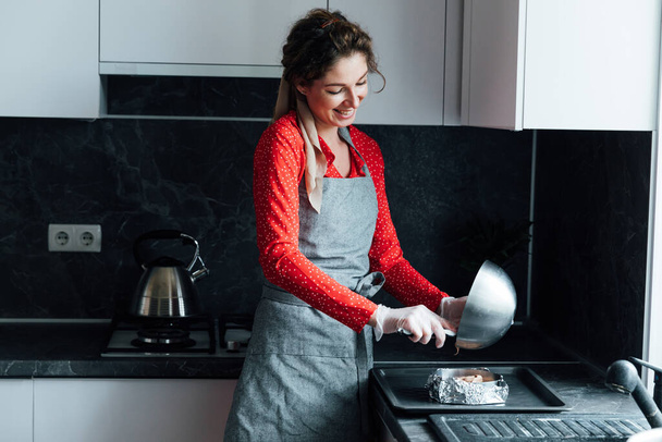 Hausfrau bereitet in Küche süße Kuchen zu - Foto, Bild