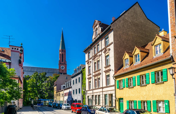 Történelmi épületek és Szent Joahann baptista templom Haidhausen, München. - Fotó, kép