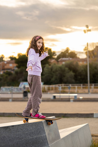 Klein meisje hebben plezier met een skate board - Foto, afbeelding