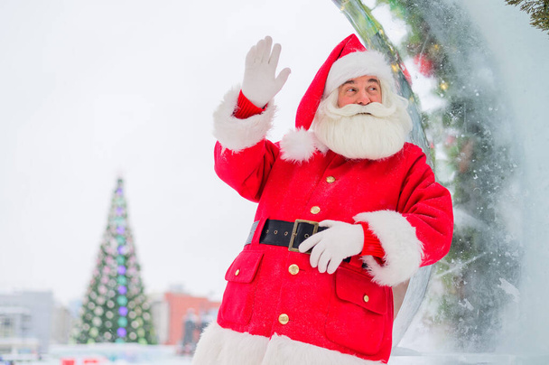 Santa claus in the city center. Merry Christmas. - Foto, imagen