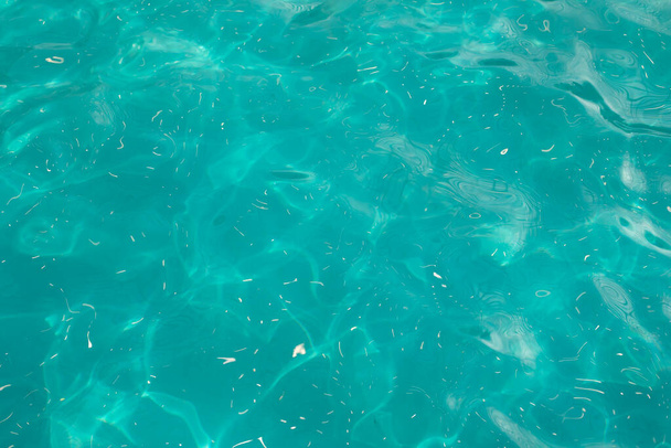 Textura de la superficie del agua, agua clara azul claro en la piscina, fondo de efecto texturizado para el diseño - Foto, imagen
