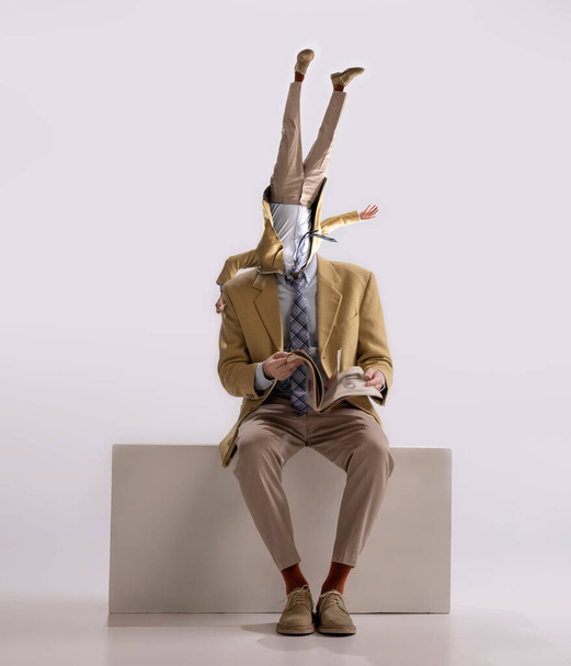 Σύγχρονη τέχνη. Νεαρός άνδρας, δανδής, τύπος ντυμένος στα 50, 60 στυλ με το δικό του σώμα αντί για κεφάλι απομονωμένος σε λευκό φόντο - Φωτογραφία, εικόνα