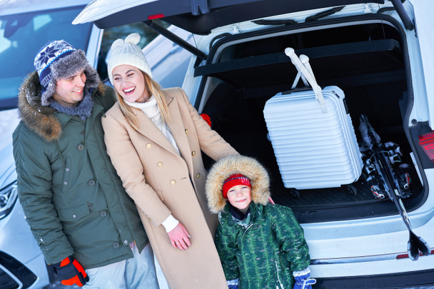 Fiatal család a téli utazás során autó törzs a bacground - Fotó, kép