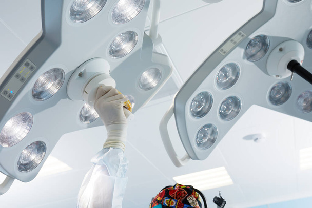 Duas lâmpadas cirúrgicas na sala de operações. Luz fundida azul representam pureza e humor clínico. Arquivo útil para sua brochura hospitalar, artigo médico e outros fins - Foto, Imagem