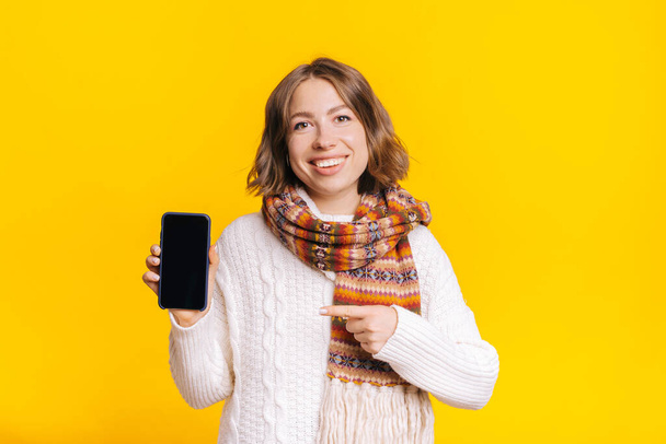 現代のスマートフォンを示す陽気な女性 - 写真・画像