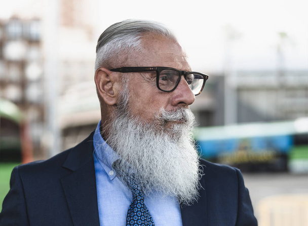 Retrato del hombre mayor de moda que va a trabajar - Concepto de estilo de vida de las personas mayores - Foto, imagen