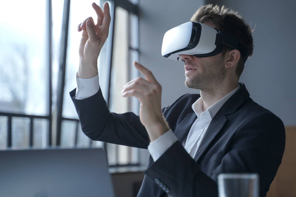 Heyecanlı ofis çalışanı VR gözlük takıyor dijital dünyada elle nesnelere dokunuyor. - Fotoğraf, Görsel
