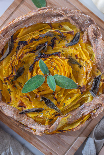 A homemade autumn quiche with pumpkin on the table - Foto, Imagem