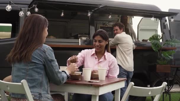 Heureux les gens multiraciaux profiter du repas dans un marché de camions de nourriture de rue - Séquence, vidéo