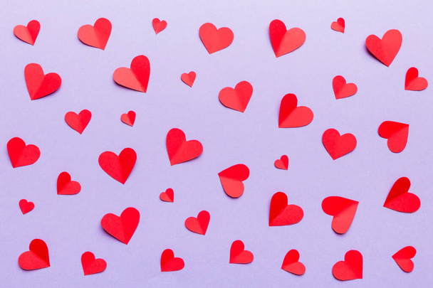 Valentýn pozadí s červenými srdci, horní pohled s kopírovacím prostorem. - Fotografie, Obrázek
