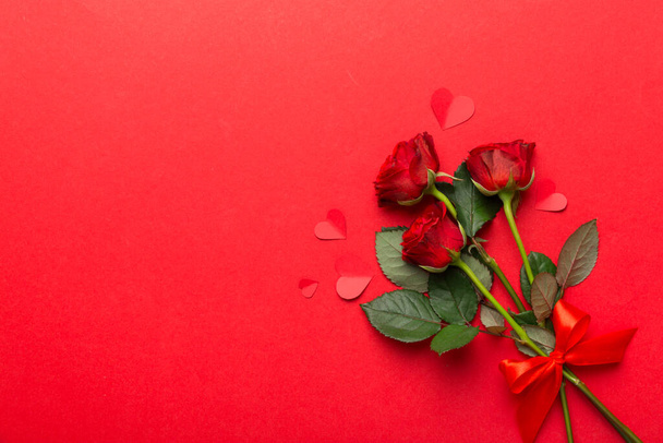 Valentin napi kompozíció rózsavirággal és vörös szívvel az asztalon. Top view, flat lay, copy space Nyaralás koncepciója. - Fotó, kép