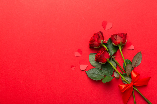 Valentinstag Komposition mit Rosenblüte und rotem Herz auf dem Tisch. Draufsicht, flache Lage, Kopierraum. - Foto, Bild