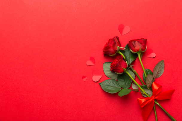 День святого Валентина композиция с розовым цветом и красным сердцем на столе. Top view, flat lay, copy space. - Фото, изображение
