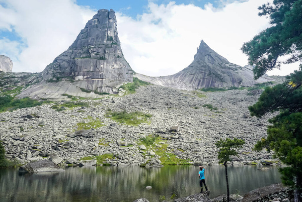 Hiker at the Parabola rock in the Ergaki Natural Park - Fotoğraf, Görsel