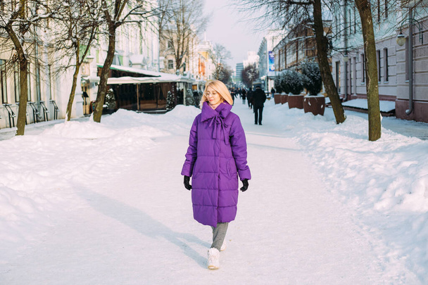 Mladý stylový blondýnka s brýlemi na ulici ve sněhu.  - Fotografie, Obrázek