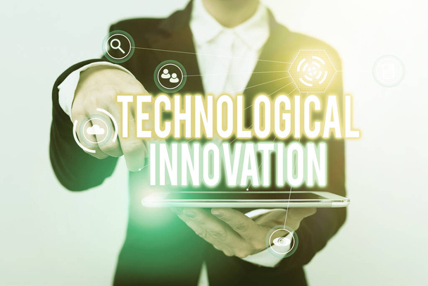 Inspiraatio osoittaa merkkejä teknologisesta innovaatiosta. Business showcase Uusi keksintö tekninen asiantuntemus Product Lady In Suit osoittava Tablet Näytetään Futuristic Graafinen käyttöliittymä. - Valokuva, kuva
