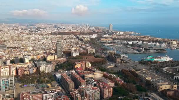 Uitzicht vanuit de lucht op de kustlijn van de stad Barcelona met haven. Zonnige dag. Het Montjuïc district. Spanje - Video
