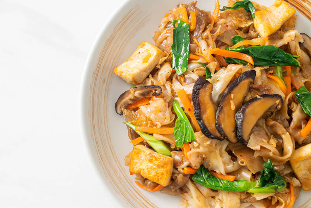 stir-fried noodles with tofu and vegetables - vegan and vegetarian food style - Foto, immagini