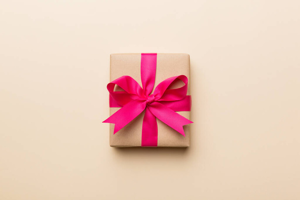 Weihnachtsgeschenkbox über farbigem Hintergrund, Draufsicht. Kopierraum für Design. - Foto, Bild