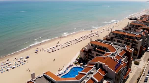 Letecké záběry krásného městečka a přímořského letoviska známého jako Obzor v Bulharsku ukazující pobřežní hotely a lidi relaxující a bavící se na pláži - Záběry, video