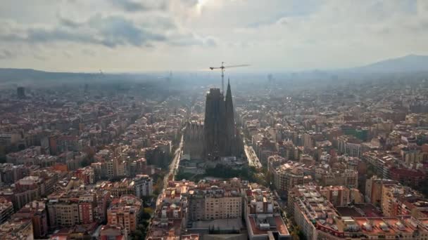 Luchtdrone zicht op Barcelona, Spanje. Blokken met meerdere woongebouwen en de Sagrada Familia - Video