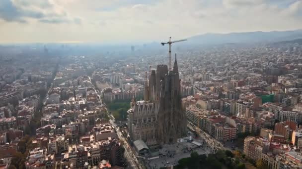 Вид с воздуха на Барселону, Испания. Блоки с несколькими жилыми зданиями и Sagrada Familia - Кадры, видео