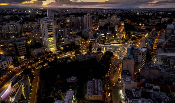 Fotografia aérea drone de paisagem urbana de Nicósia no por do sol Chipre. Cidades europeias - Foto, Imagem